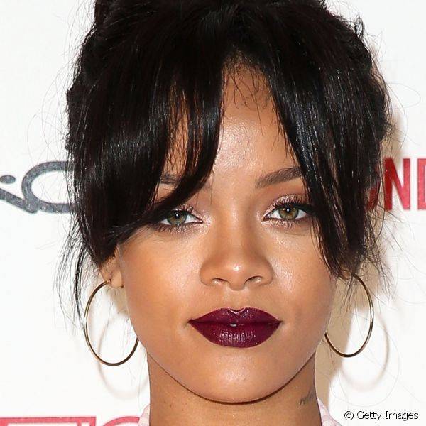 Rihanna arrasou no visual de noite em um evento onde usou p?lpebras iluminadas por uma sombra champagne e batom vinho